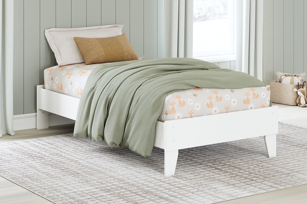 Hallityn  Platform Bed